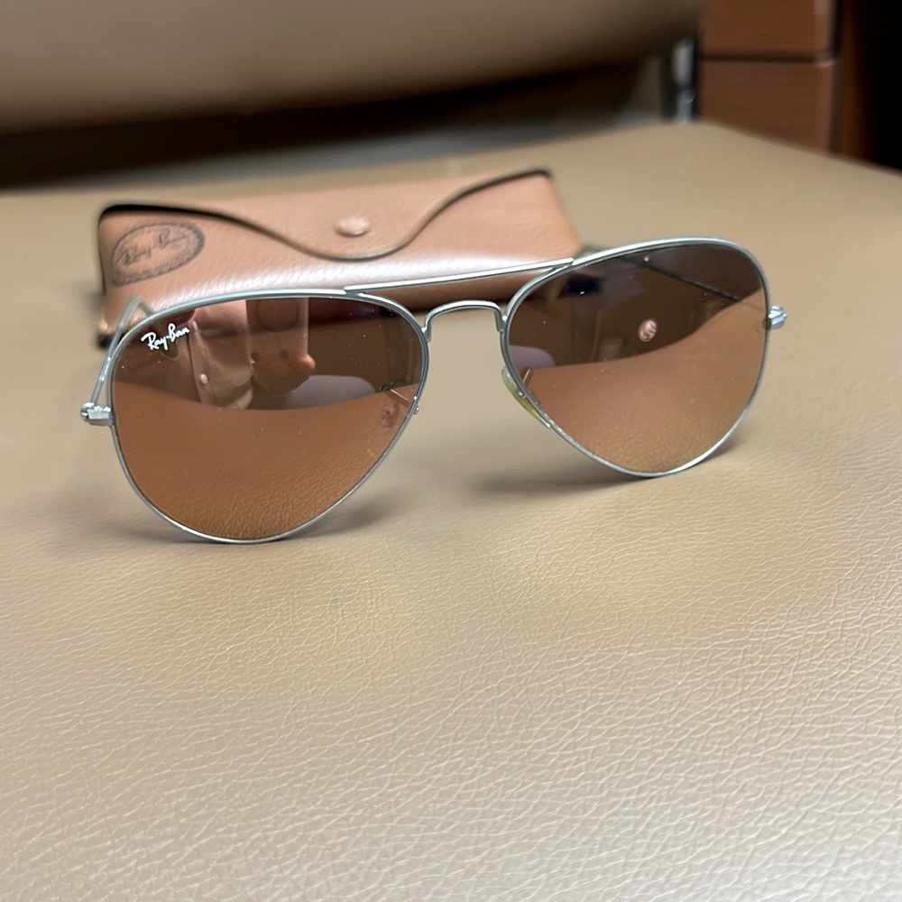 Ray Ban RB3025 Silver Frame with Rose Lens. Original Case and Paperwork.